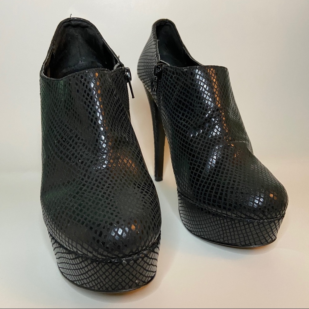 Aldo black snake embossed leather platform ankle bootie 5' heel